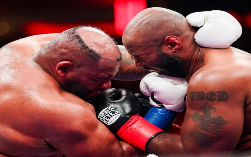 لحظة طريفة.. ملاكم يفقد الشعرة المستعار بعد لكمة قوية